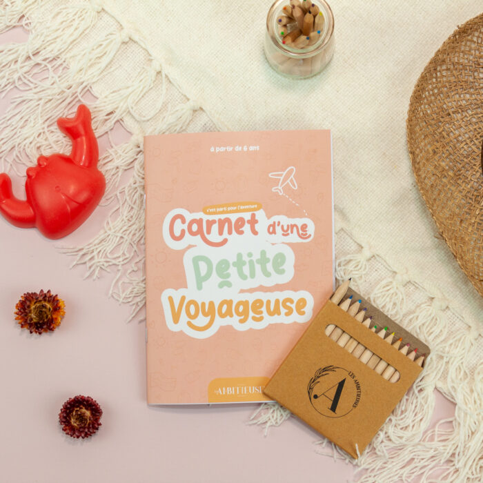 Boite de crayons offerte pour l'achat d'un carnet de voyage enfant