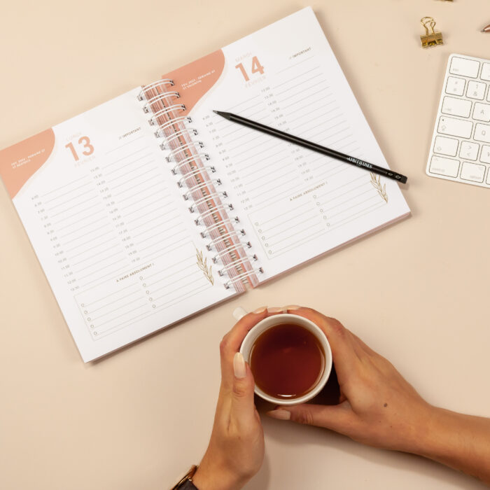 Agenda journalier rose 2023